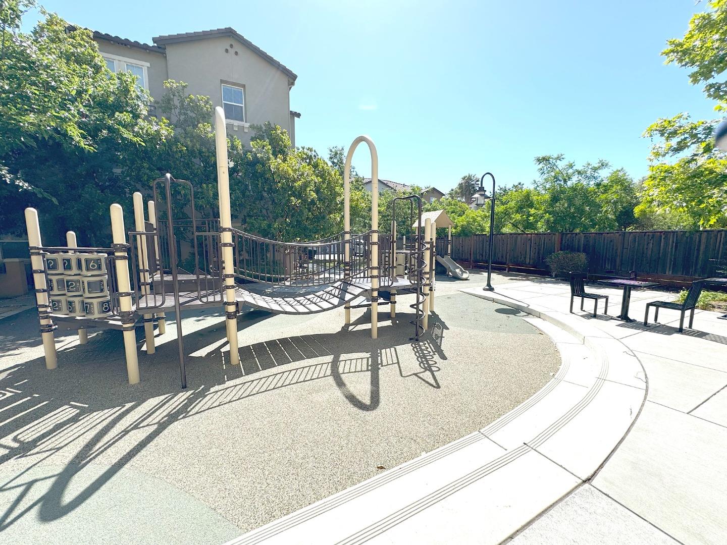 Detail Gallery Image 8 of 13 For 660 Cedarville Ln, San Jose,  CA 95133 - 3 Beds | 3/1 Baths