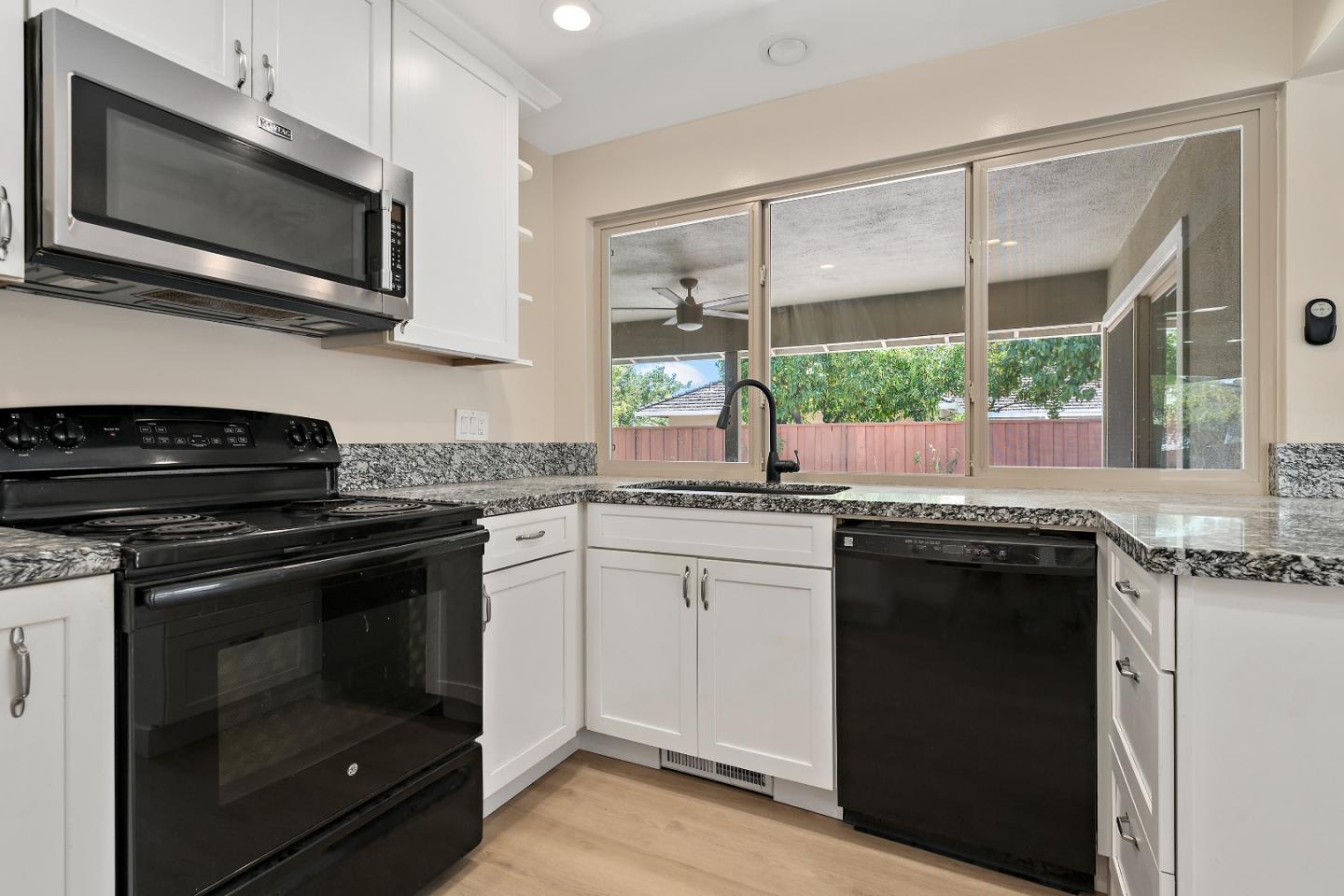 Detail Gallery Image 9 of 27 For 474 Sequoia Dr, Sunnyvale,  CA 94086 - 3 Beds | 2 Baths