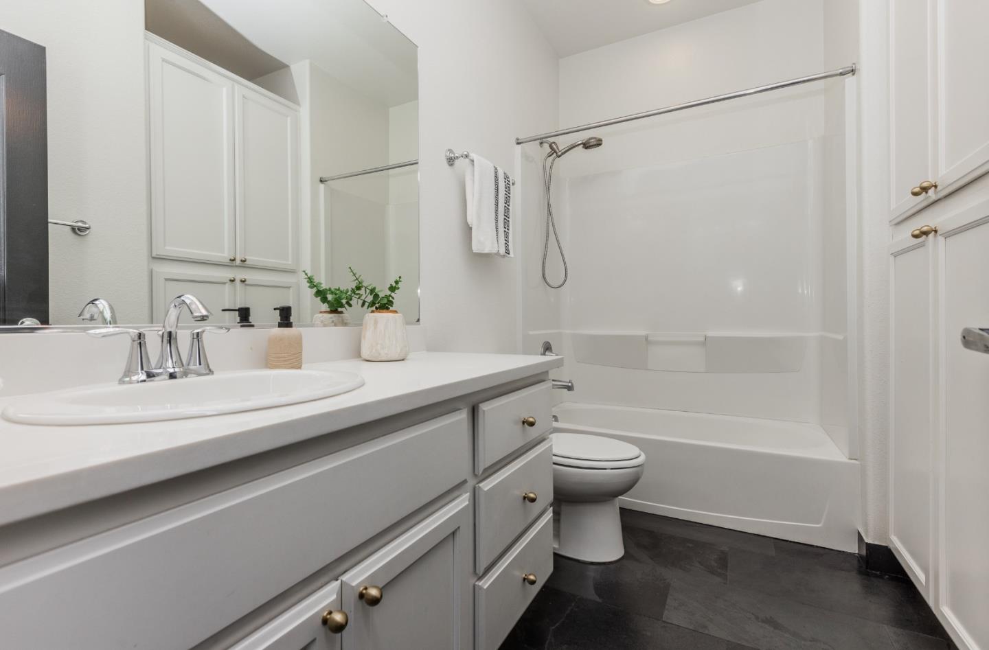 Detail Gallery Image 10 of 28 For 1591 Glenn St, Hayward,  CA 94545 - 3 Beds | 2/1 Baths