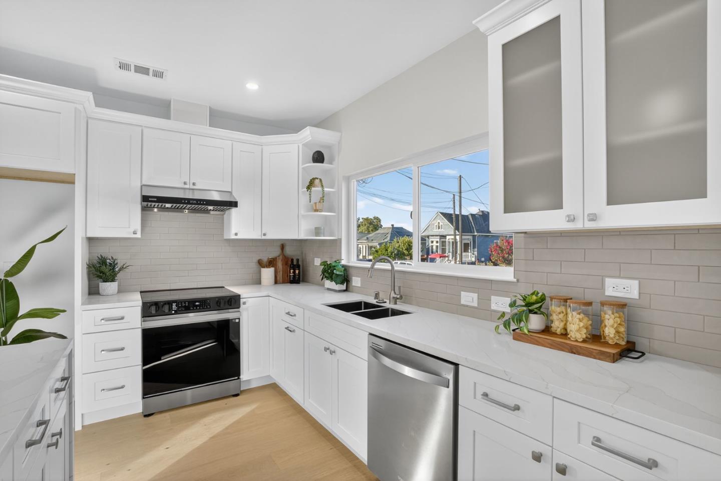Detail Gallery Image 4 of 37 For 1285 Vine St, San Jose,  CA 95110 - 3 Beds | 2 Baths