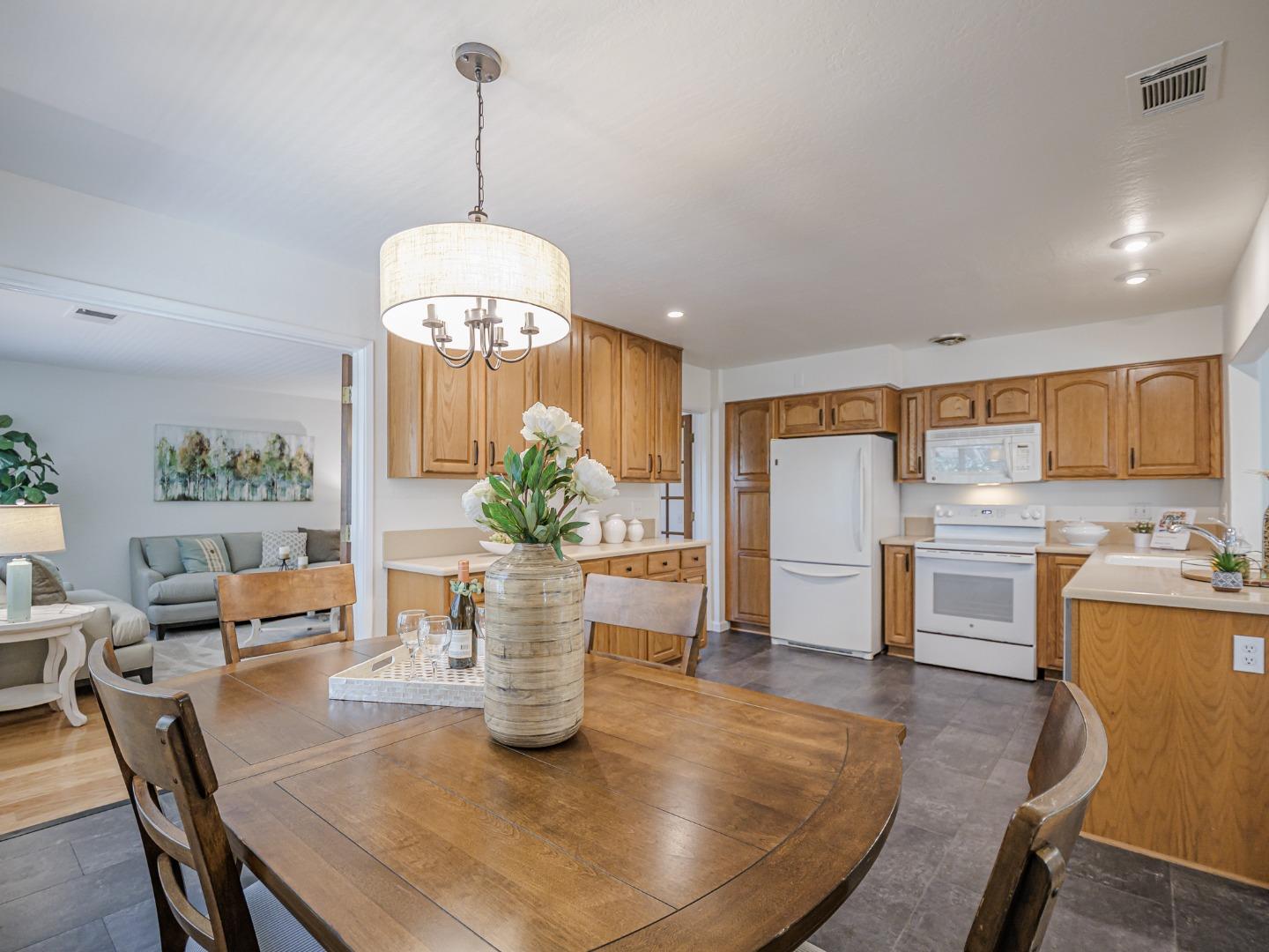 Detail Gallery Image 10 of 52 For 6055 Larchmont Ct, San Jose,  CA 95123 - 3 Beds | 2 Baths