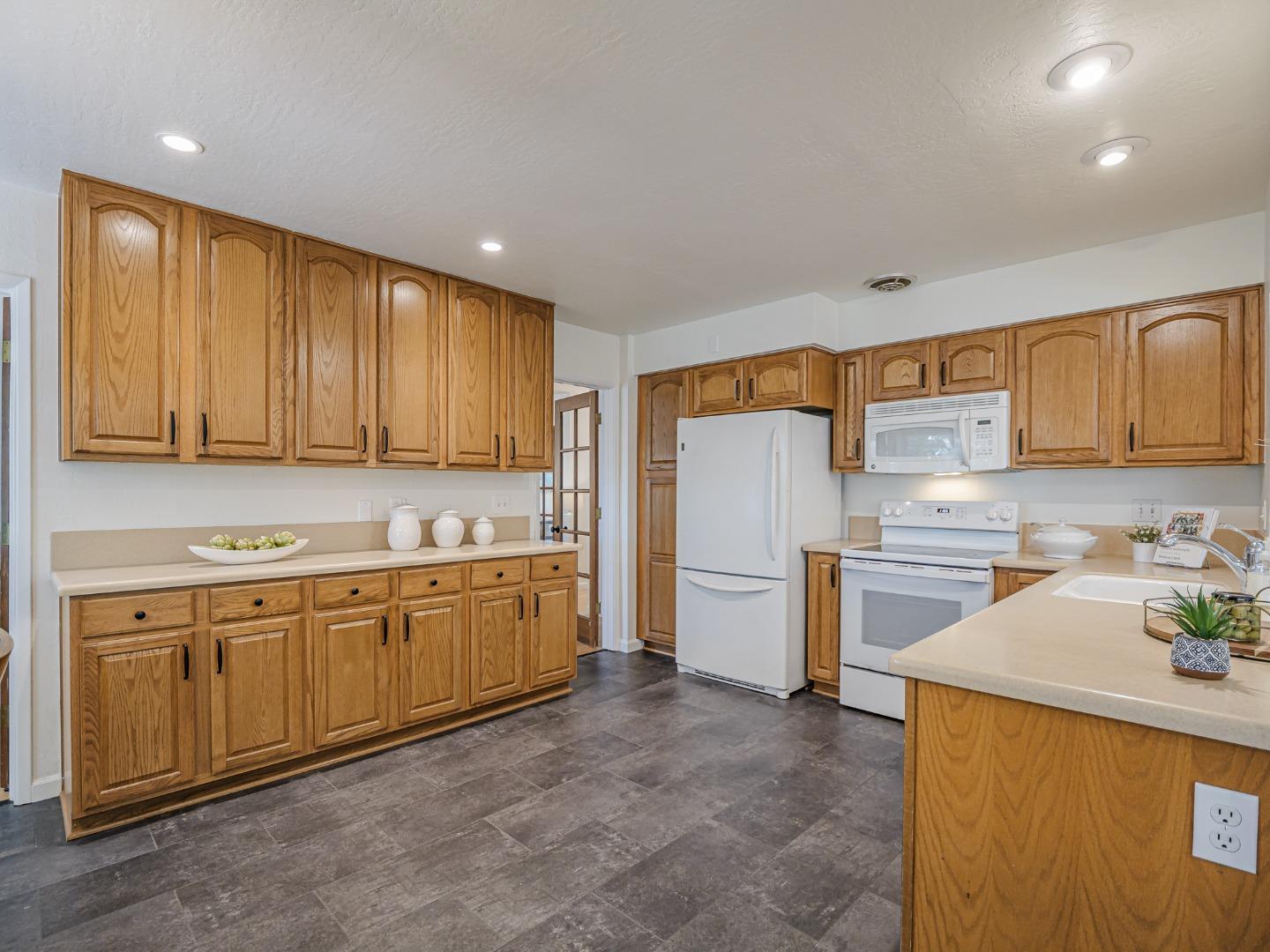 Detail Gallery Image 11 of 52 For 6055 Larchmont Ct, San Jose,  CA 95123 - 3 Beds | 2 Baths