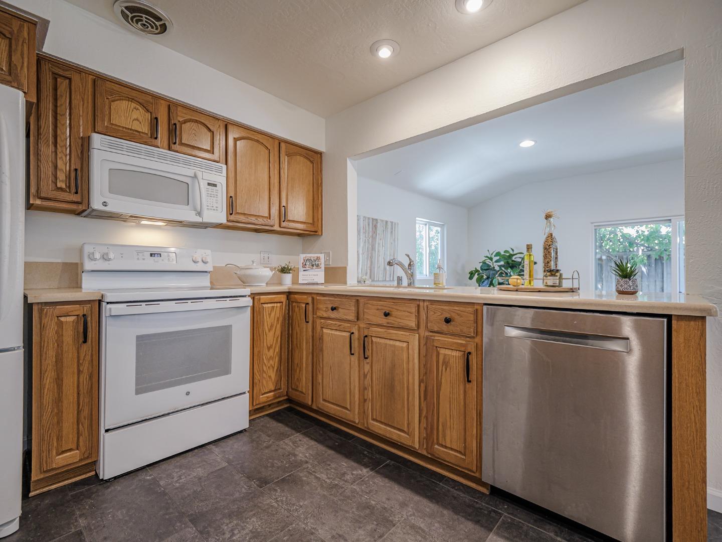 Detail Gallery Image 12 of 52 For 6055 Larchmont Ct, San Jose,  CA 95123 - 3 Beds | 2 Baths