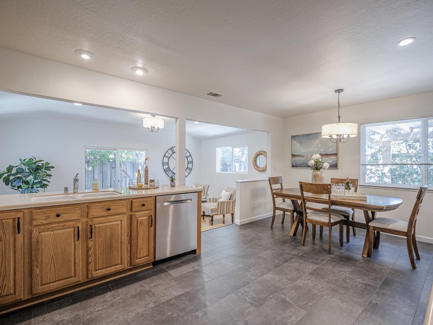 Detail Gallery Image 13 of 52 For 6055 Larchmont Ct, San Jose,  CA 95123 - 3 Beds | 2 Baths