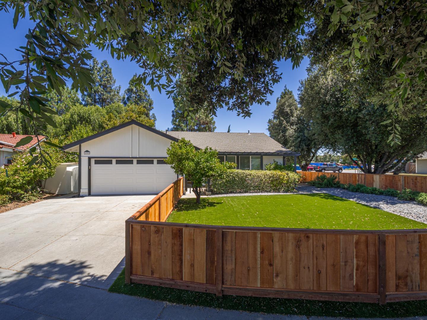 Detail Gallery Image 2 of 52 For 6055 Larchmont Ct, San Jose,  CA 95123 - 3 Beds | 2 Baths