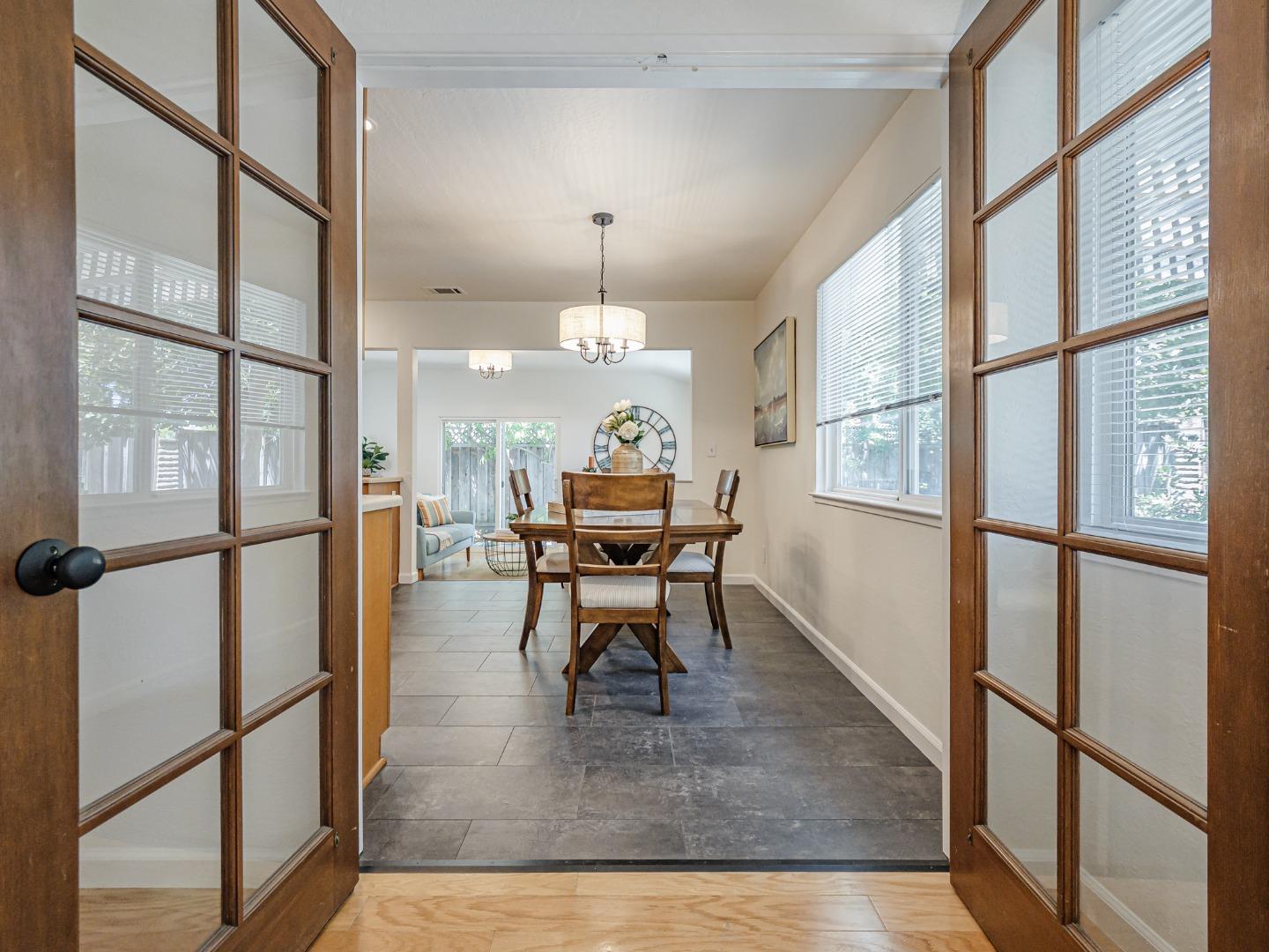 Detail Gallery Image 8 of 52 For 6055 Larchmont Ct, San Jose,  CA 95123 - 3 Beds | 2 Baths