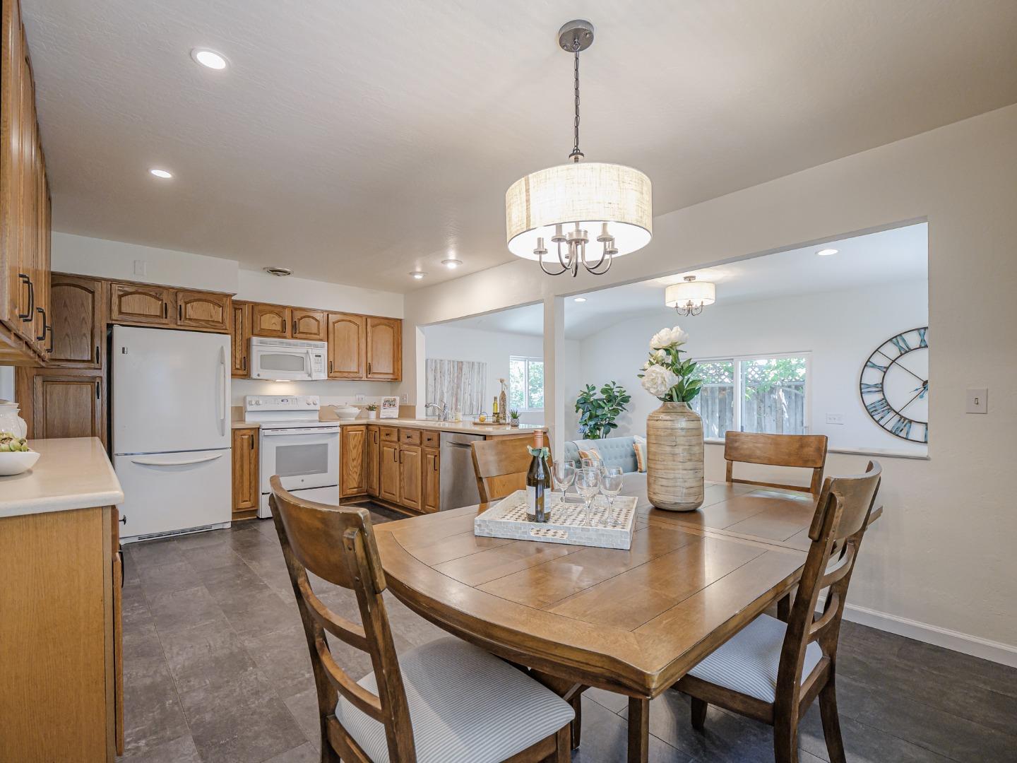 Detail Gallery Image 9 of 52 For 6055 Larchmont Ct, San Jose,  CA 95123 - 3 Beds | 2 Baths