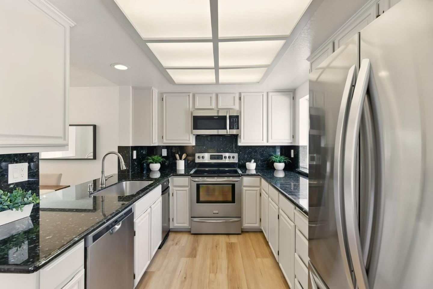 Detail Gallery Image 11 of 39 For 830 Portwalk Pl, Redwood City,  CA 94065 - 3 Beds | 2/1 Baths