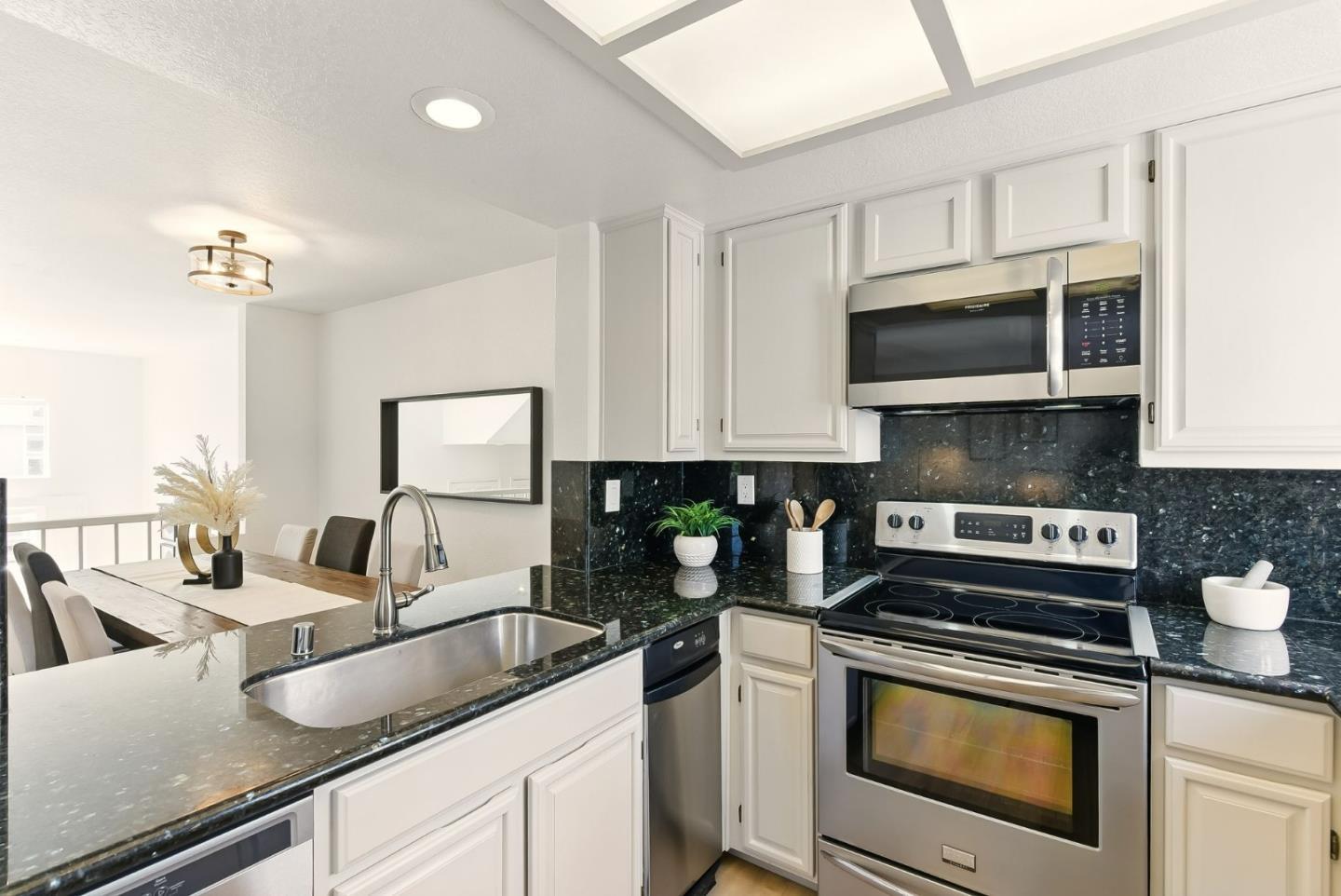 Detail Gallery Image 12 of 39 For 830 Portwalk Pl, Redwood City,  CA 94065 - 3 Beds | 2/1 Baths