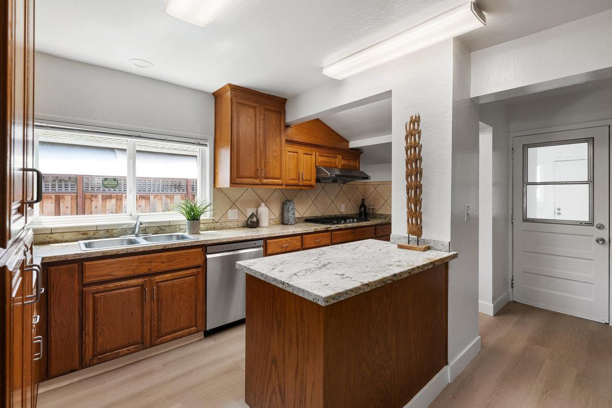 Detail Gallery Image 5 of 24 For 639 Douglas Ave, Redwood City,  CA 94063 - 3 Beds | 3/1 Baths