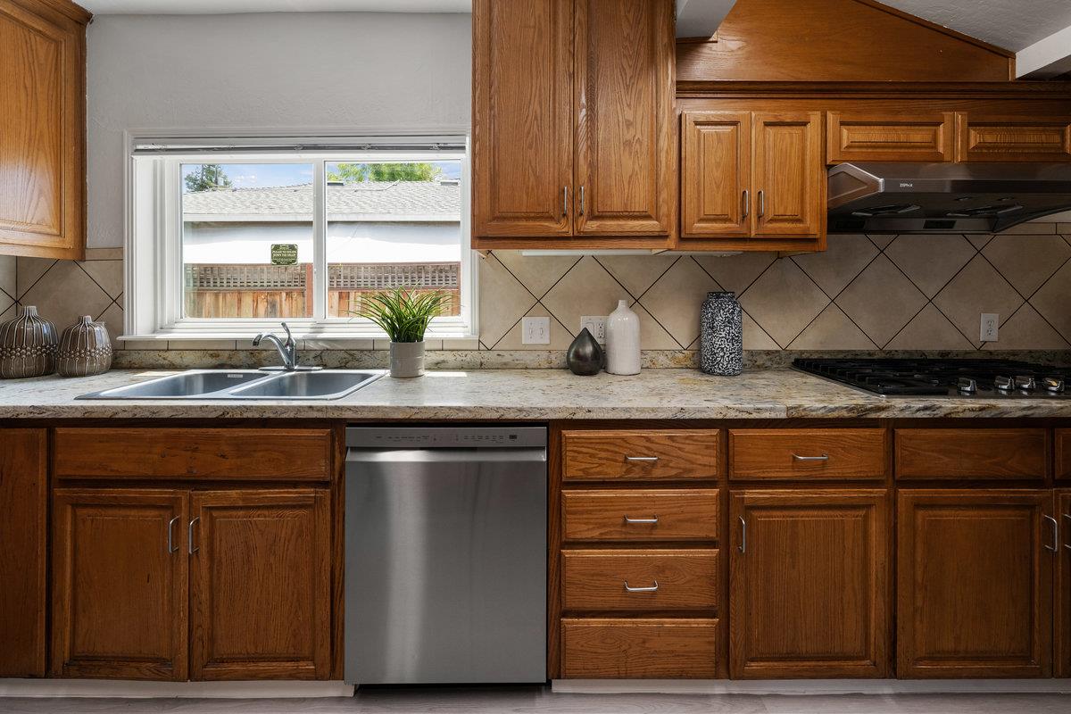 Detail Gallery Image 6 of 24 For 639 Douglas Ave, Redwood City,  CA 94063 - 3 Beds | 3/1 Baths