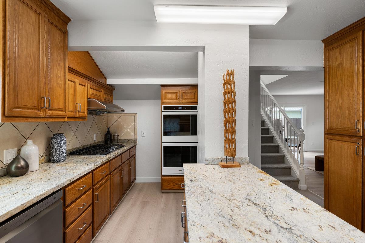 Detail Gallery Image 7 of 24 For 639 Douglas Ave, Redwood City,  CA 94063 - 3 Beds | 3/1 Baths