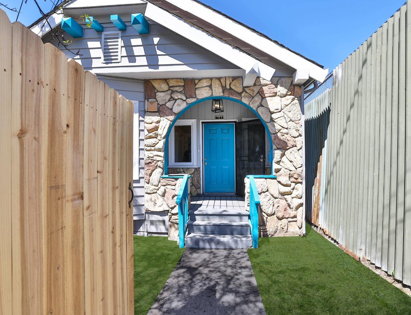Detail Gallery Image 1 of 24 For 2643 Market St, Oakland,  CA 94607 - 3 Beds | 1 Baths
