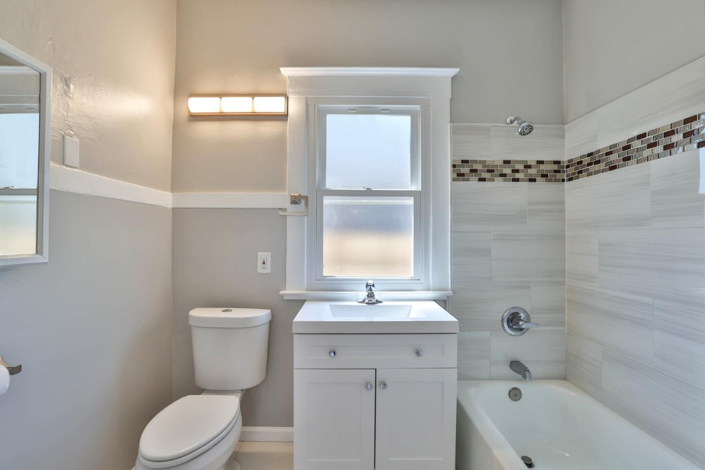 Detail Gallery Image 10 of 24 For 2643 Market St, Oakland,  CA 94607 - 3 Beds | 1 Baths