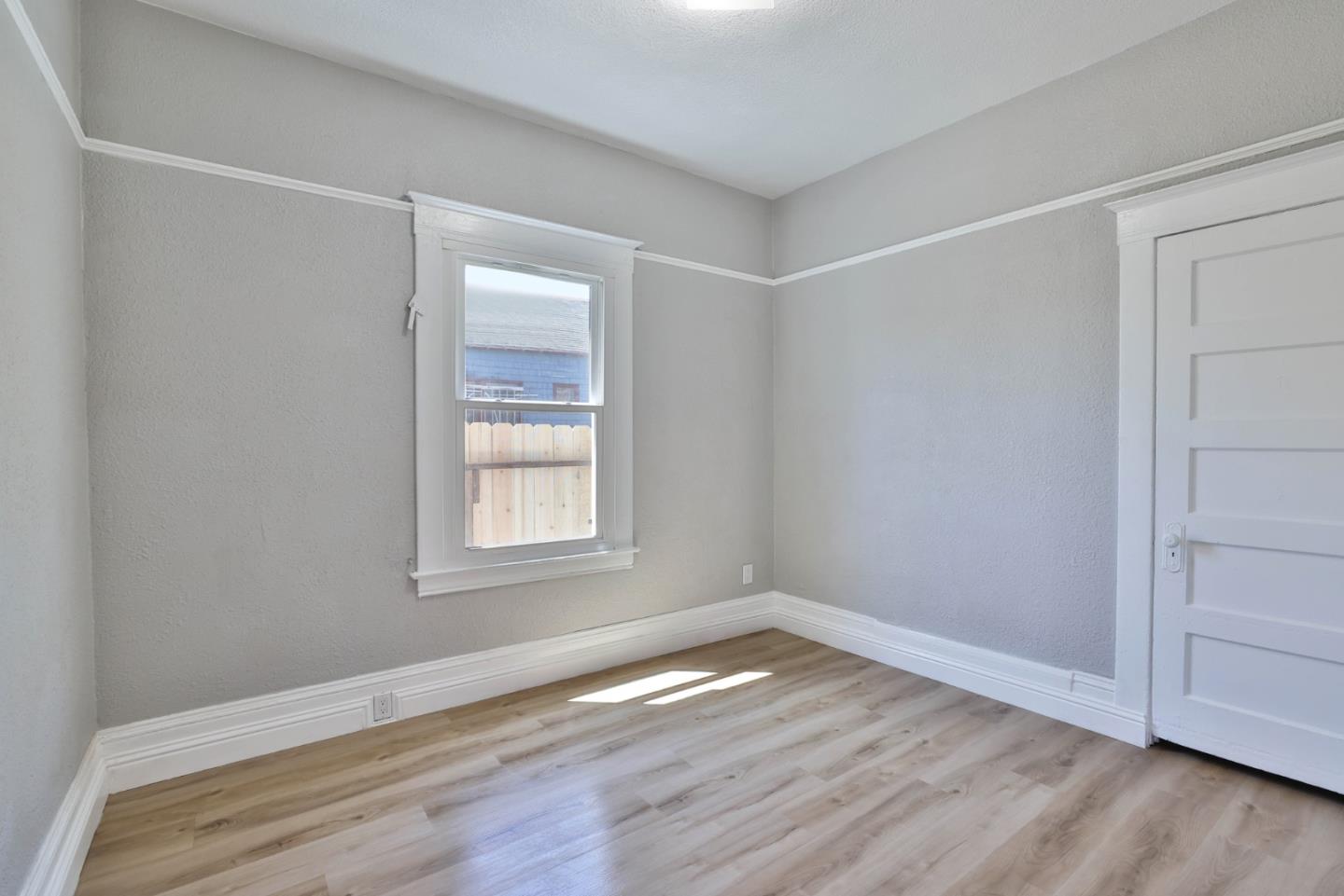 Detail Gallery Image 11 of 24 For 2643 Market St, Oakland,  CA 94607 - 3 Beds | 1 Baths