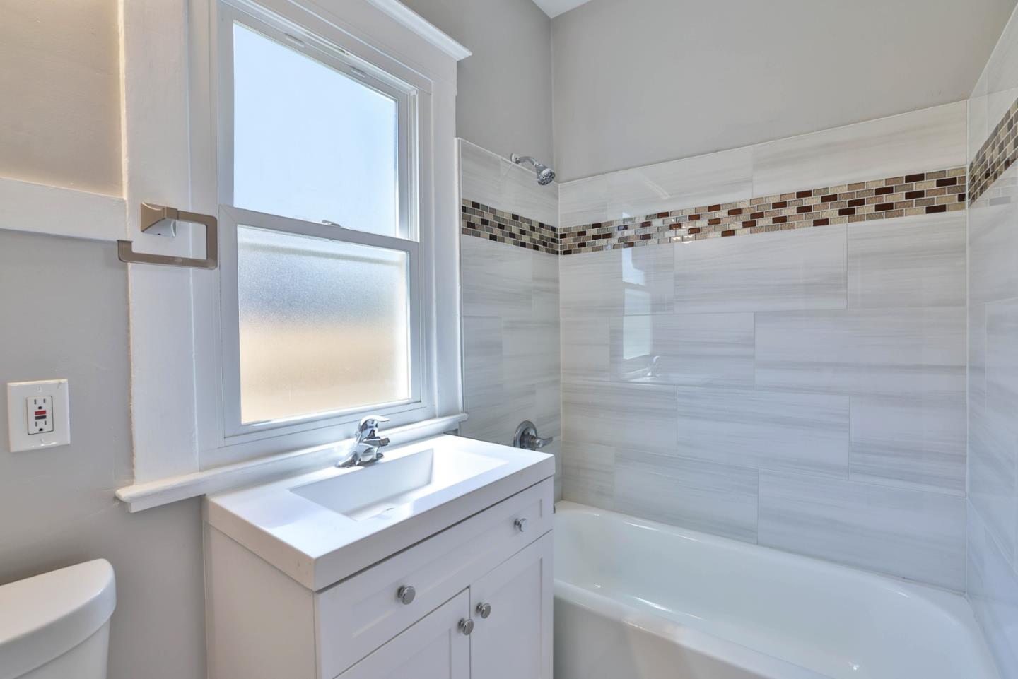 Detail Gallery Image 15 of 24 For 2643 Market St, Oakland,  CA 94607 - 3 Beds | 1 Baths