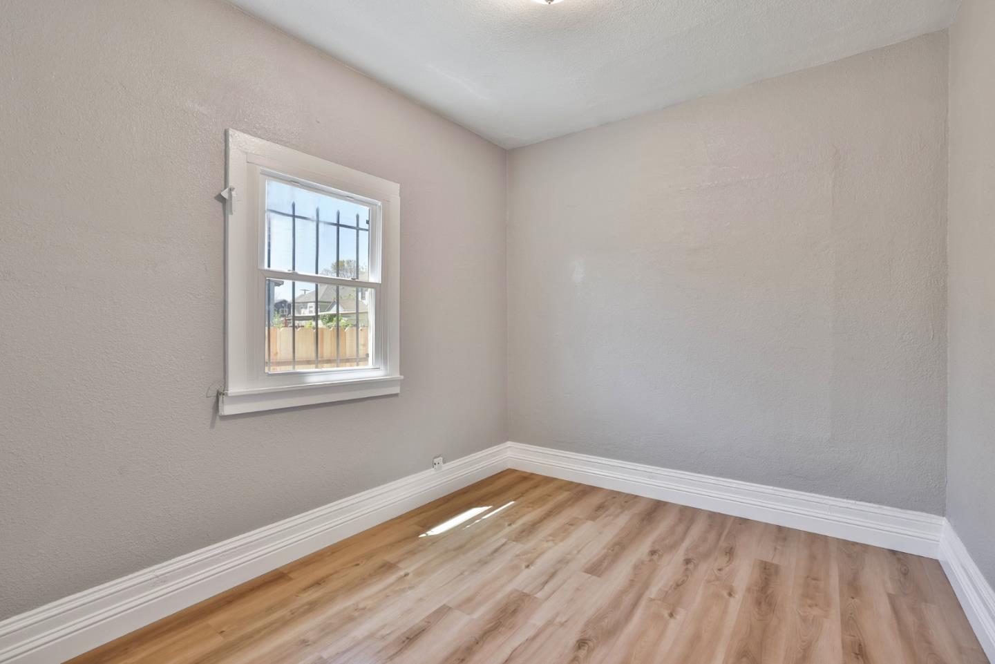 Detail Gallery Image 16 of 24 For 2643 Market St, Oakland,  CA 94607 - 3 Beds | 1 Baths