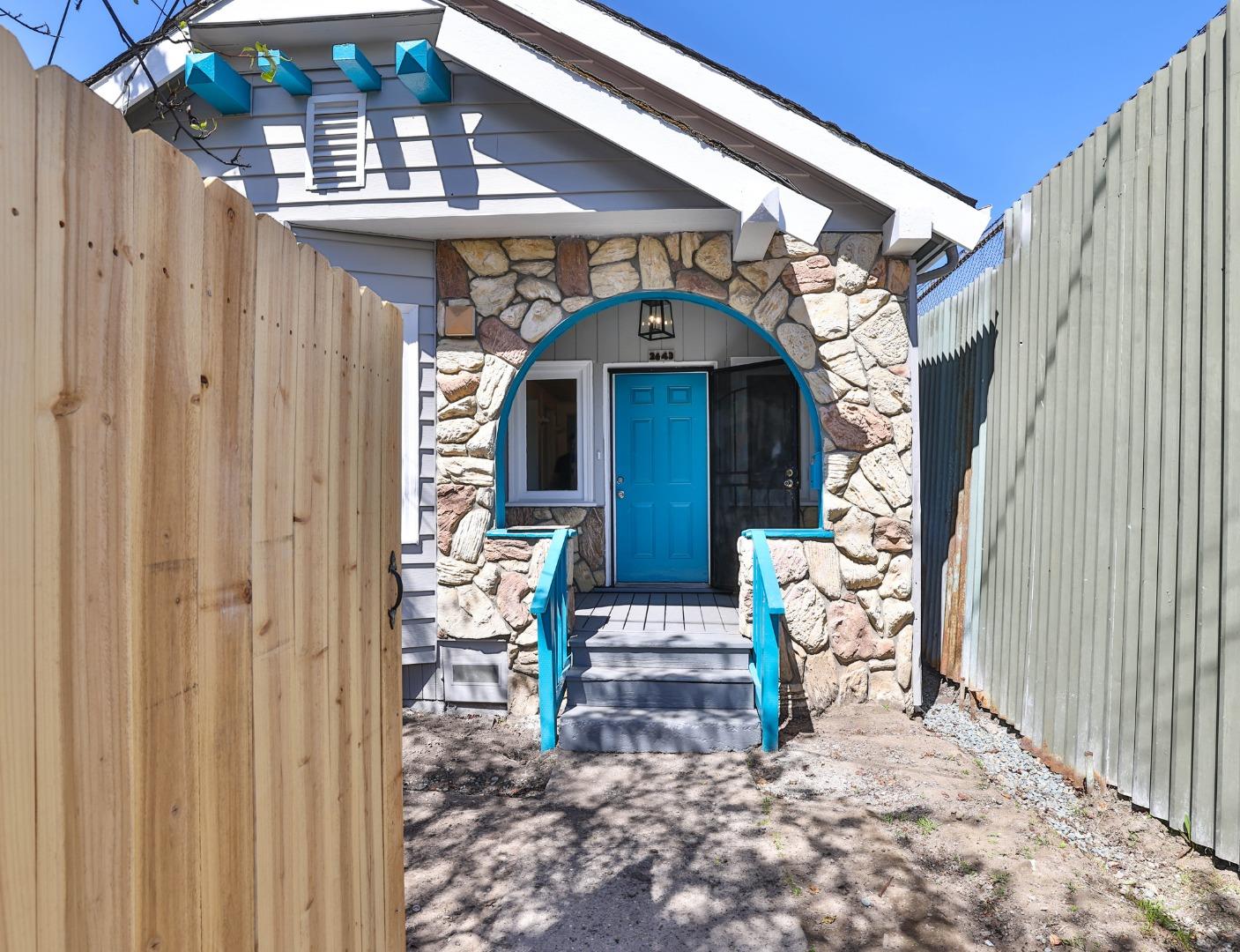 Detail Gallery Image 2 of 24 For 2643 Market St, Oakland,  CA 94607 - 3 Beds | 1 Baths