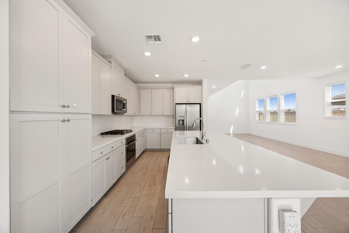 Detail Gallery Image 12 of 41 For 5813 Littlestone St, Sacramento,  CA 95835 - 4 Beds | 3/1 Baths