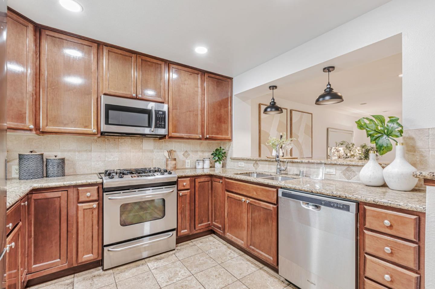 Detail Gallery Image 7 of 31 For 865 Carlisle Way #103,  Sunnyvale,  CA 94087 - 2 Beds | 2/1 Baths