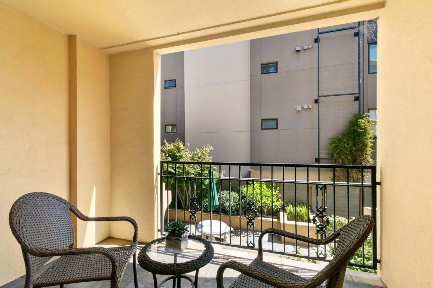 Detail Gallery Image 10 of 30 For 1499 Oak Grove Ave #202,  Burlingame,  CA 94010 - 2 Beds | 2 Baths