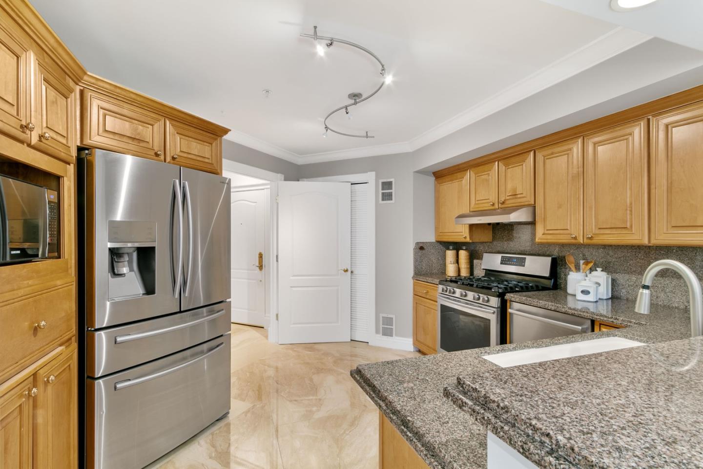 Detail Gallery Image 5 of 30 For 1499 Oak Grove Ave #202,  Burlingame,  CA 94010 - 2 Beds | 2 Baths