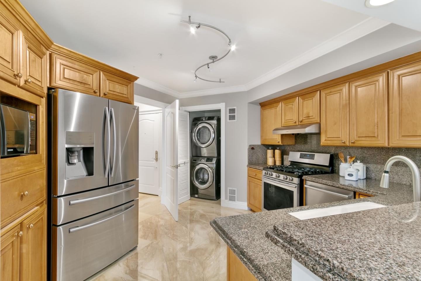 Detail Gallery Image 6 of 30 For 1499 Oak Grove Ave #202,  Burlingame,  CA 94010 - 2 Beds | 2 Baths