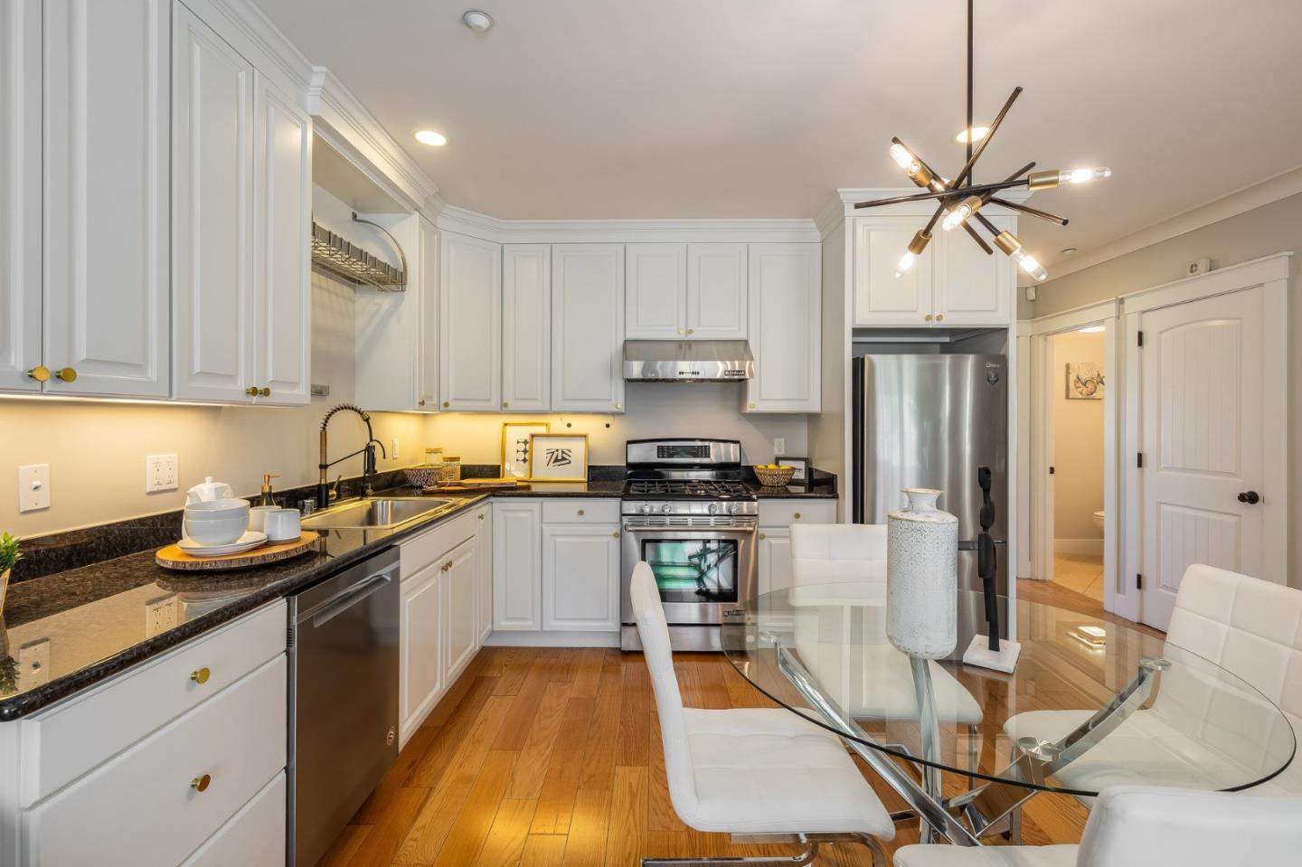 Detail Gallery Image 8 of 32 For 1705 Palm Ave #19,  San Mateo,  CA 94402 - 2 Beds | 2/1 Baths