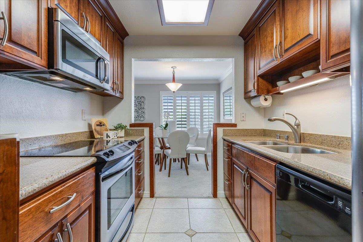 Detail Gallery Image 8 of 22 For 3392 Brittan Ave #4,  San Carlos,  CA 94070 - 3 Beds | 2 Baths