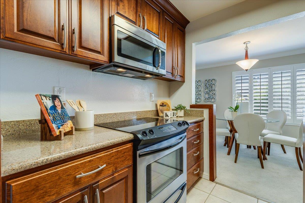 Detail Gallery Image 9 of 22 For 3392 Brittan Ave #4,  San Carlos,  CA 94070 - 3 Beds | 2 Baths