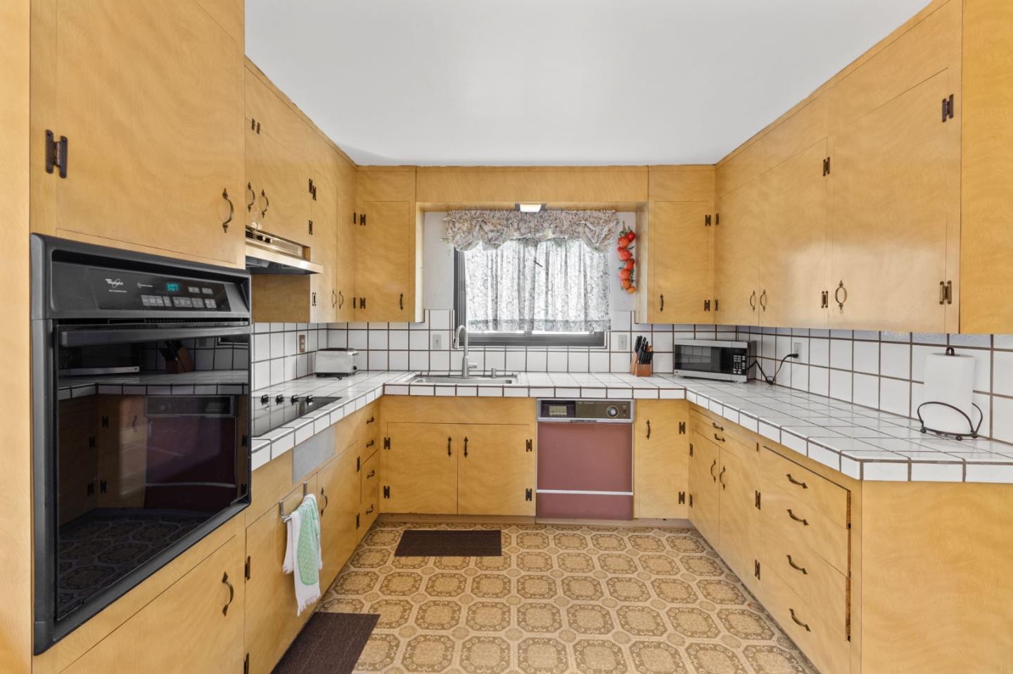Detail Gallery Image 11 of 52 For 31 Spruce St, Millbrae,  CA 94030 - 5 Beds | 2/1 Baths