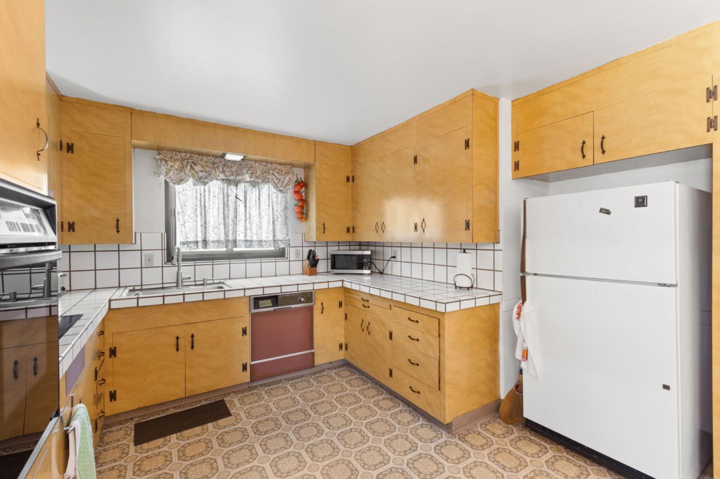 Detail Gallery Image 12 of 52 For 31 Spruce St, Millbrae,  CA 94030 - 5 Beds | 2/1 Baths