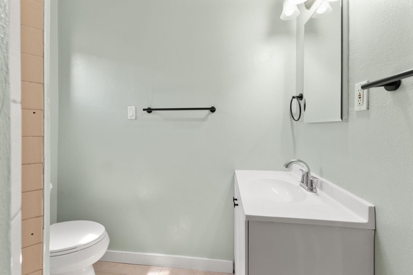Detail Gallery Image 32 of 52 For 31 Spruce St, Millbrae,  CA 94030 - 5 Beds | 2/1 Baths