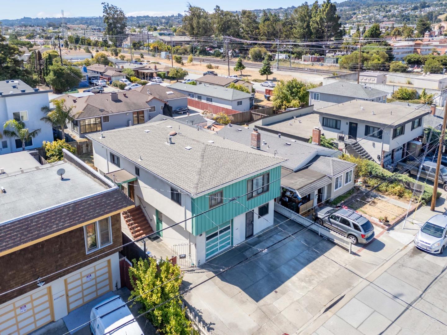 Detail Gallery Image 4 of 52 For 31 Spruce St, Millbrae,  CA 94030 - 5 Beds | 2/1 Baths
