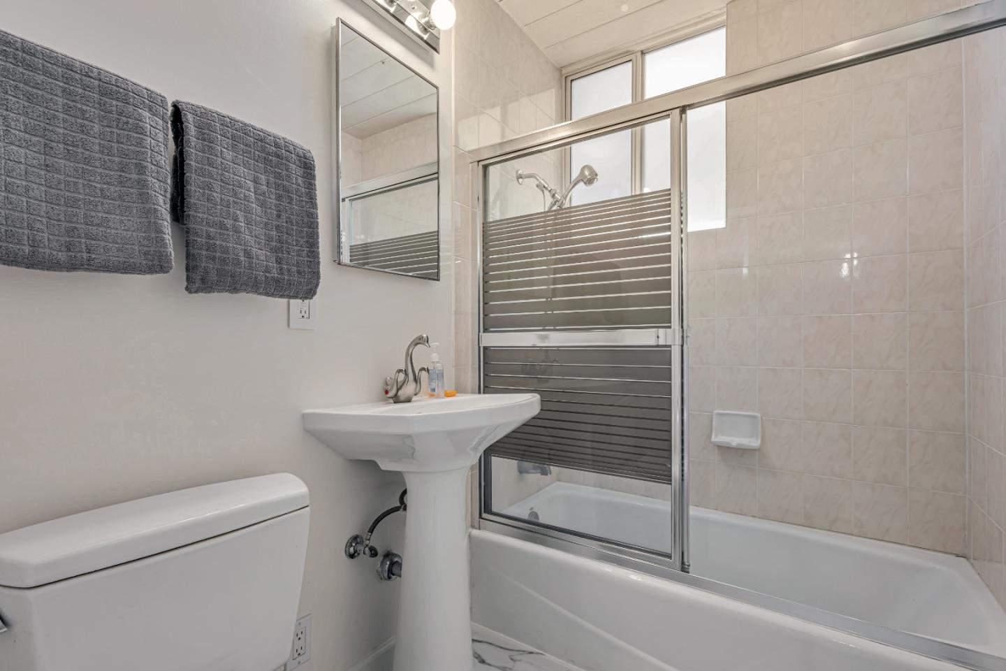 Detail Gallery Image 26 of 34 For 1664 Eleanor Dr, San Mateo,  CA 94402 - 4 Beds | 2 Baths