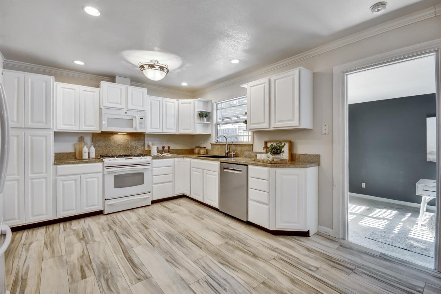 Detail Gallery Image 7 of 33 For 4799 Montreal Dr, San Jose,  CA 95130 - 3 Beds | 2 Baths