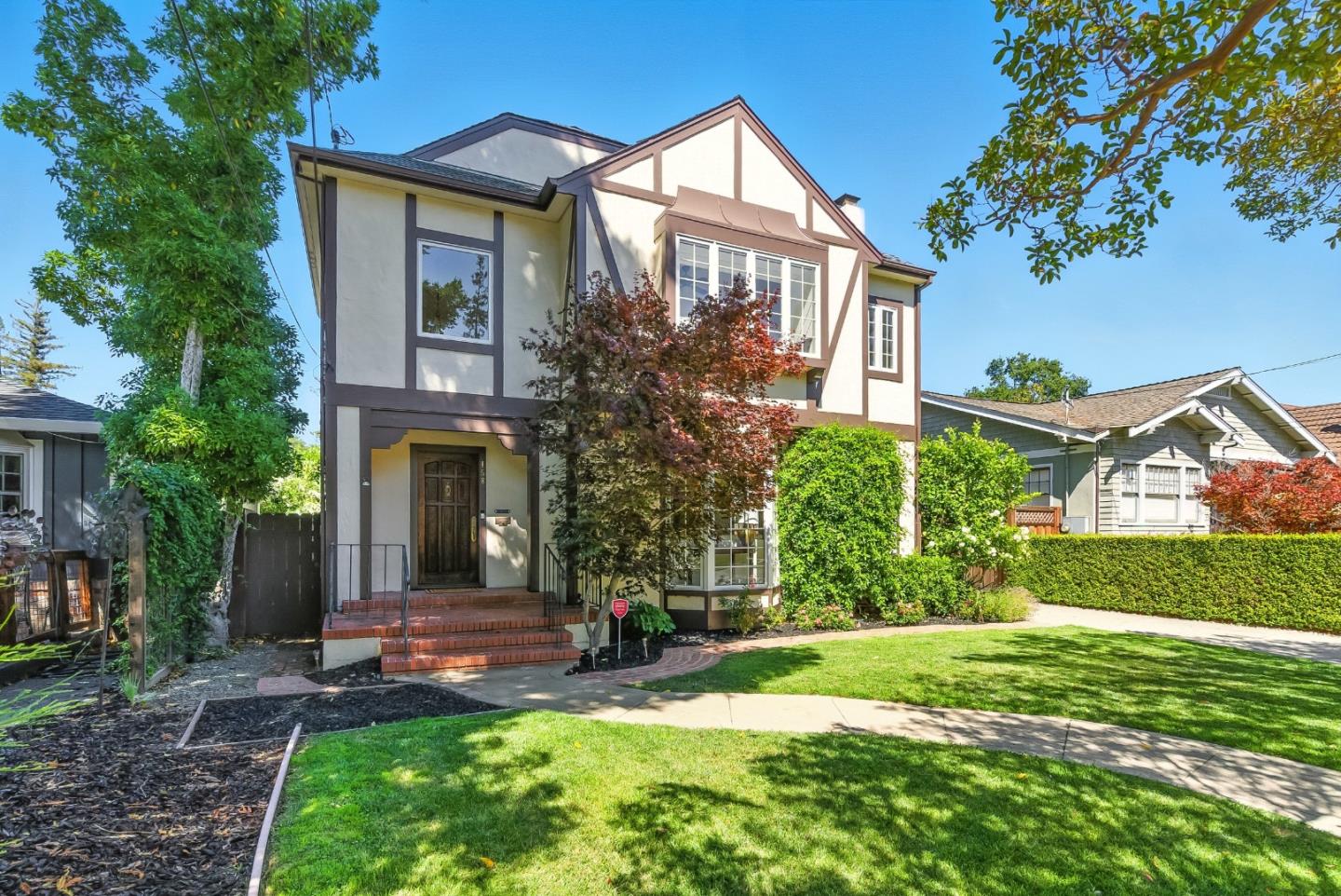 Detail Gallery Image 3 of 56 For 158 Oakdale St, Redwood City,  CA 94062 - 4 Beds | 4 Baths
