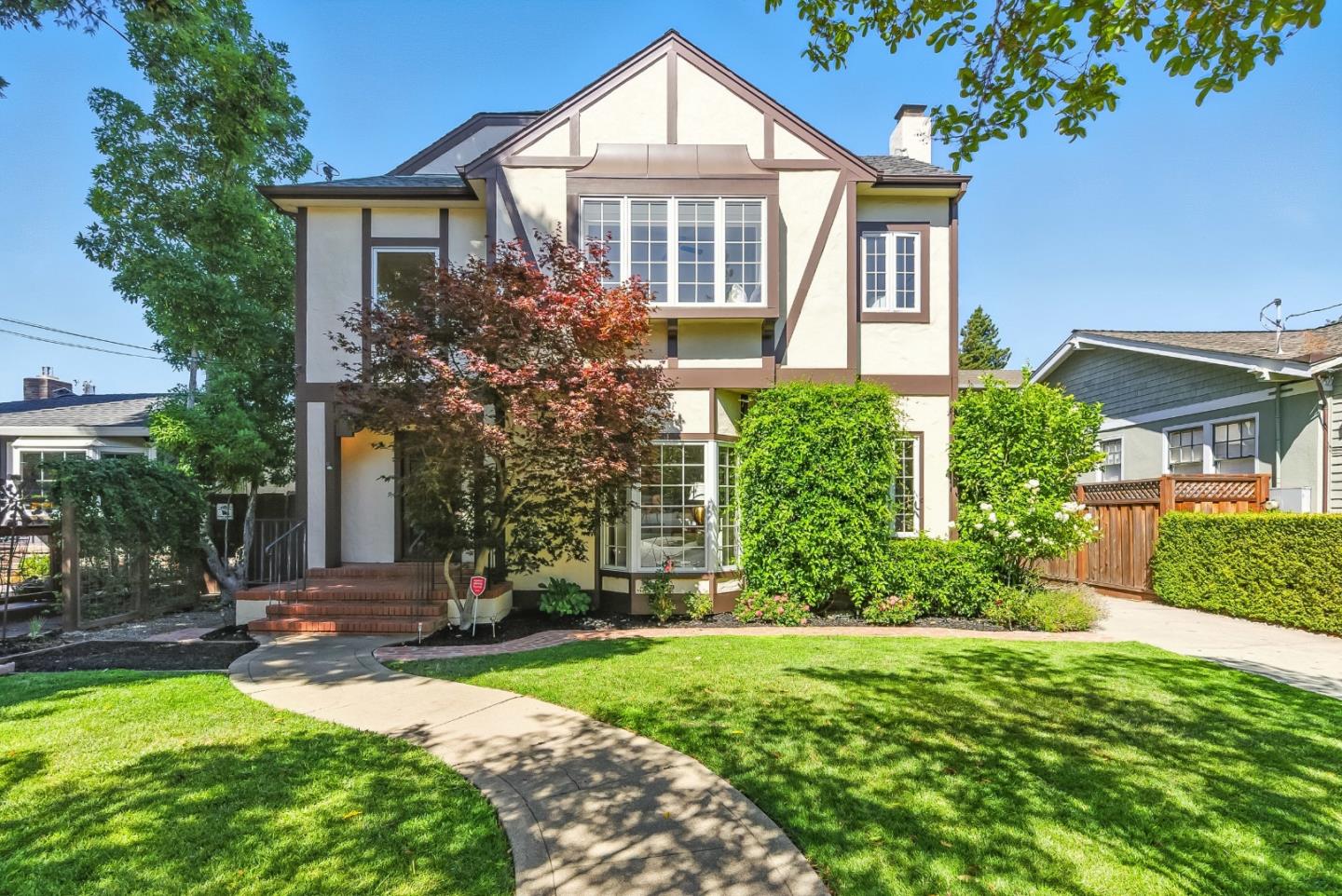 Detail Gallery Image 4 of 56 For 158 Oakdale St, Redwood City,  CA 94062 - 4 Beds | 4 Baths