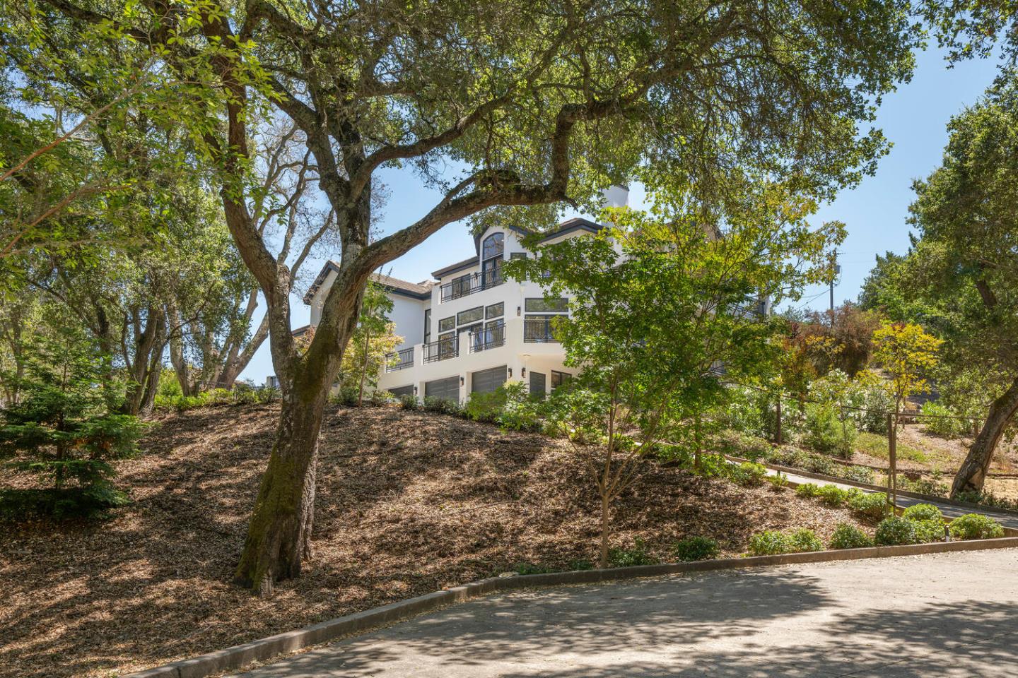 Detail Gallery Image 10 of 91 For 333 Raymundo Dr, Woodside,  CA 94062 - 4 Beds | 4/1 Baths