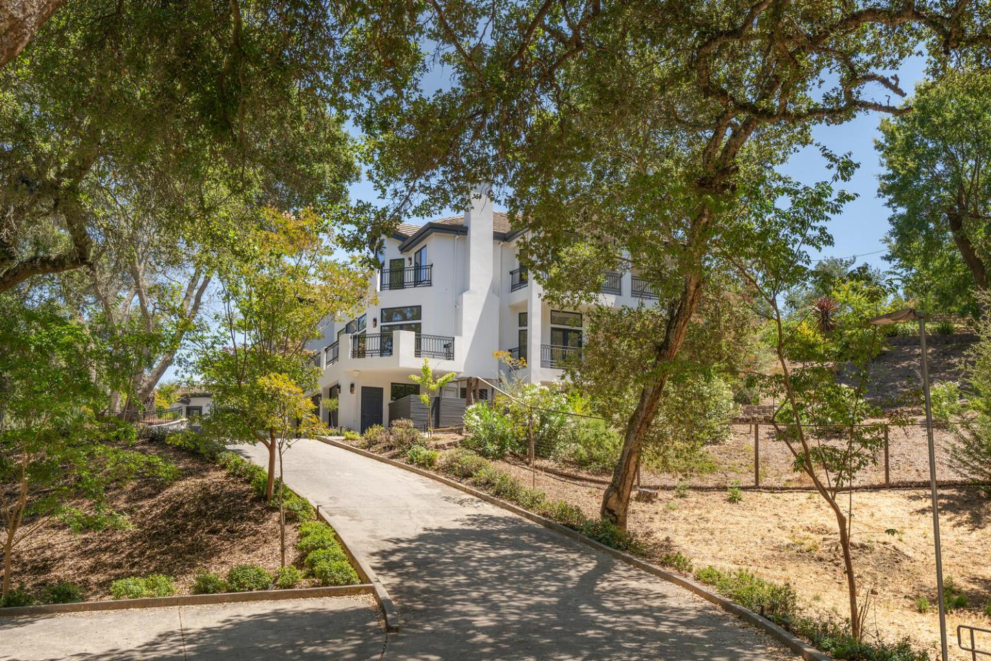 Detail Gallery Image 11 of 91 For 333 Raymundo Dr, Woodside,  CA 94062 - 4 Beds | 4/1 Baths