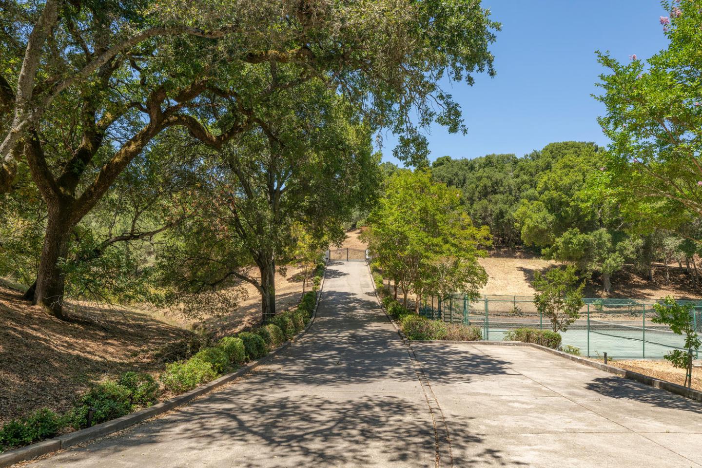 Detail Gallery Image 5 of 91 For 333 Raymundo Dr, Woodside,  CA 94062 - 4 Beds | 4/1 Baths