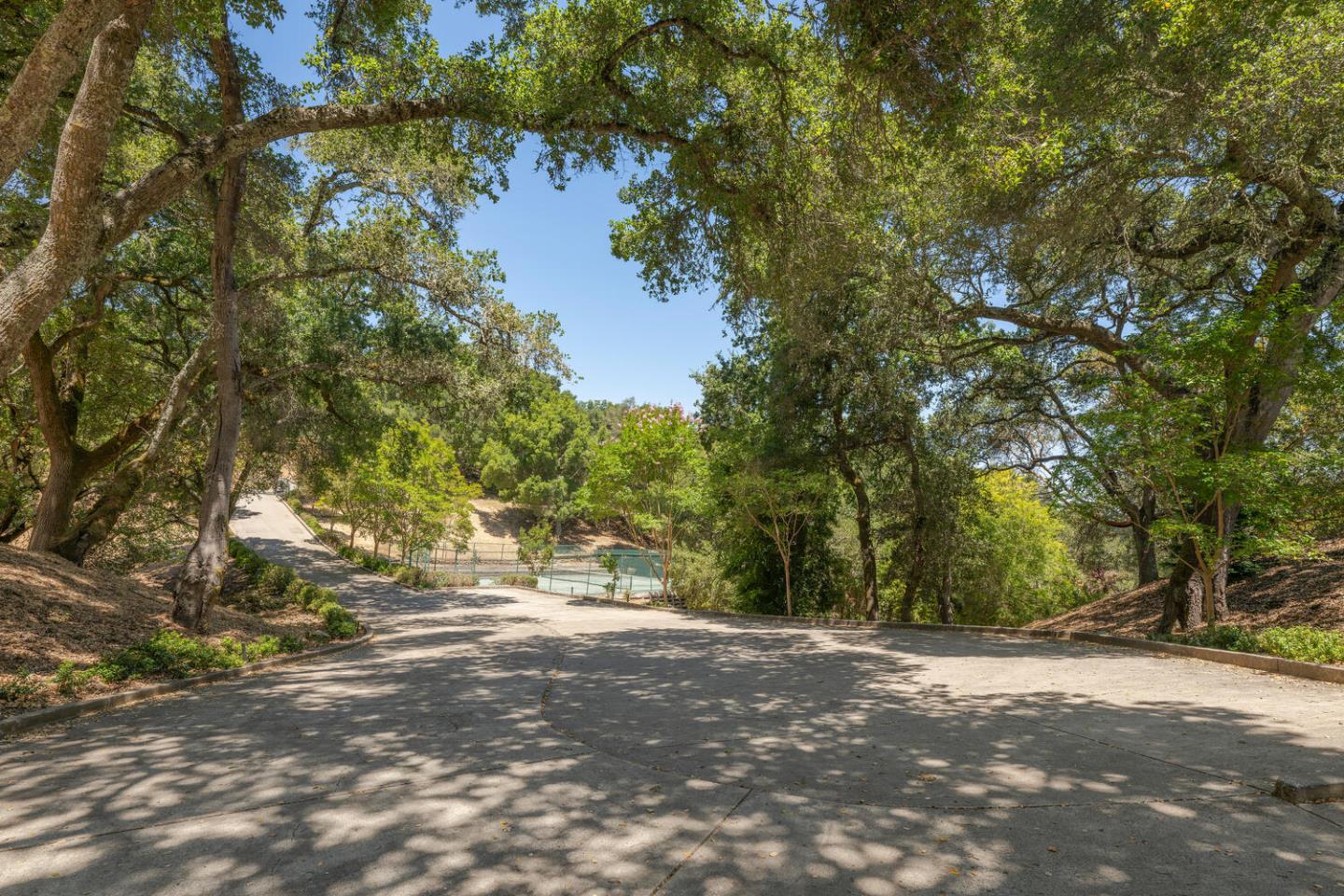 Detail Gallery Image 8 of 91 For 333 Raymundo Dr, Woodside,  CA 94062 - 4 Beds | 4/1 Baths
