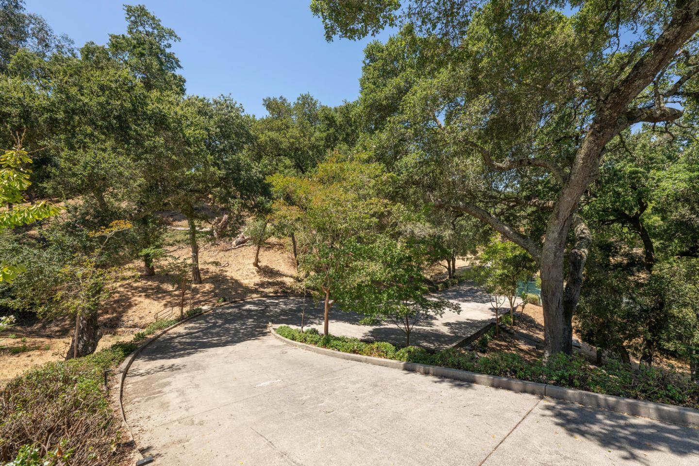 Detail Gallery Image 9 of 91 For 333 Raymundo Dr, Woodside,  CA 94062 - 4 Beds | 4/1 Baths