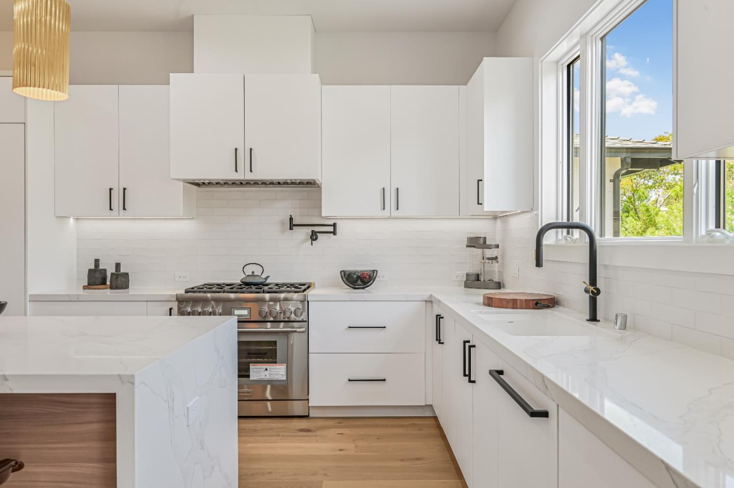 Detail Gallery Image 16 of 44 For 980 Lucky Ave, Menlo Park,  CA 94025 - 4 Beds | 4/1 Baths