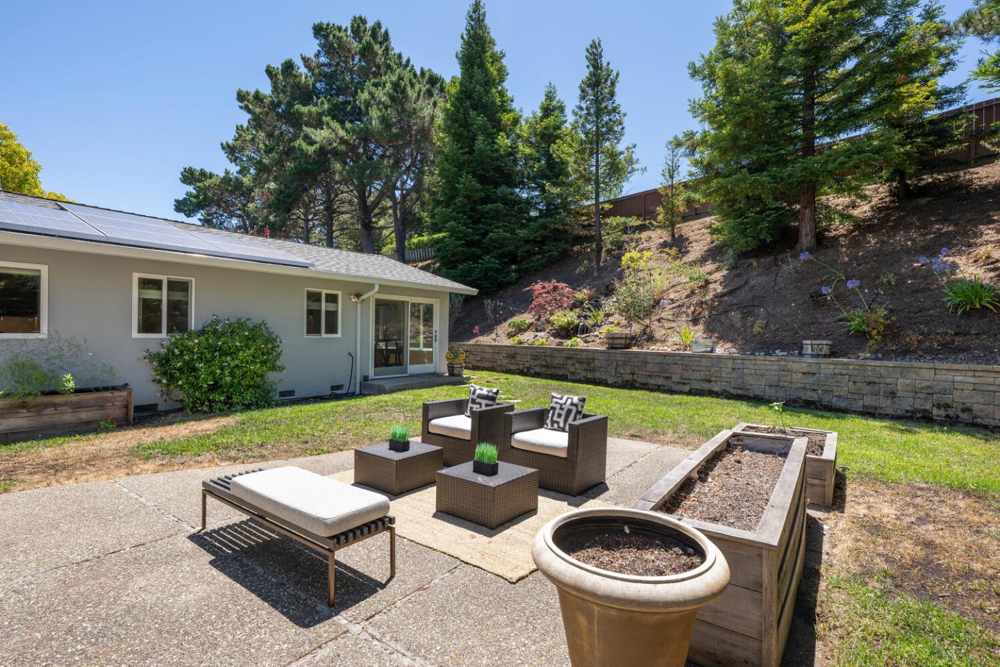 Detail Gallery Image 29 of 39 For 2721 Comstock Cir, Belmont,  CA 94002 - 5 Beds | 3/1 Baths
