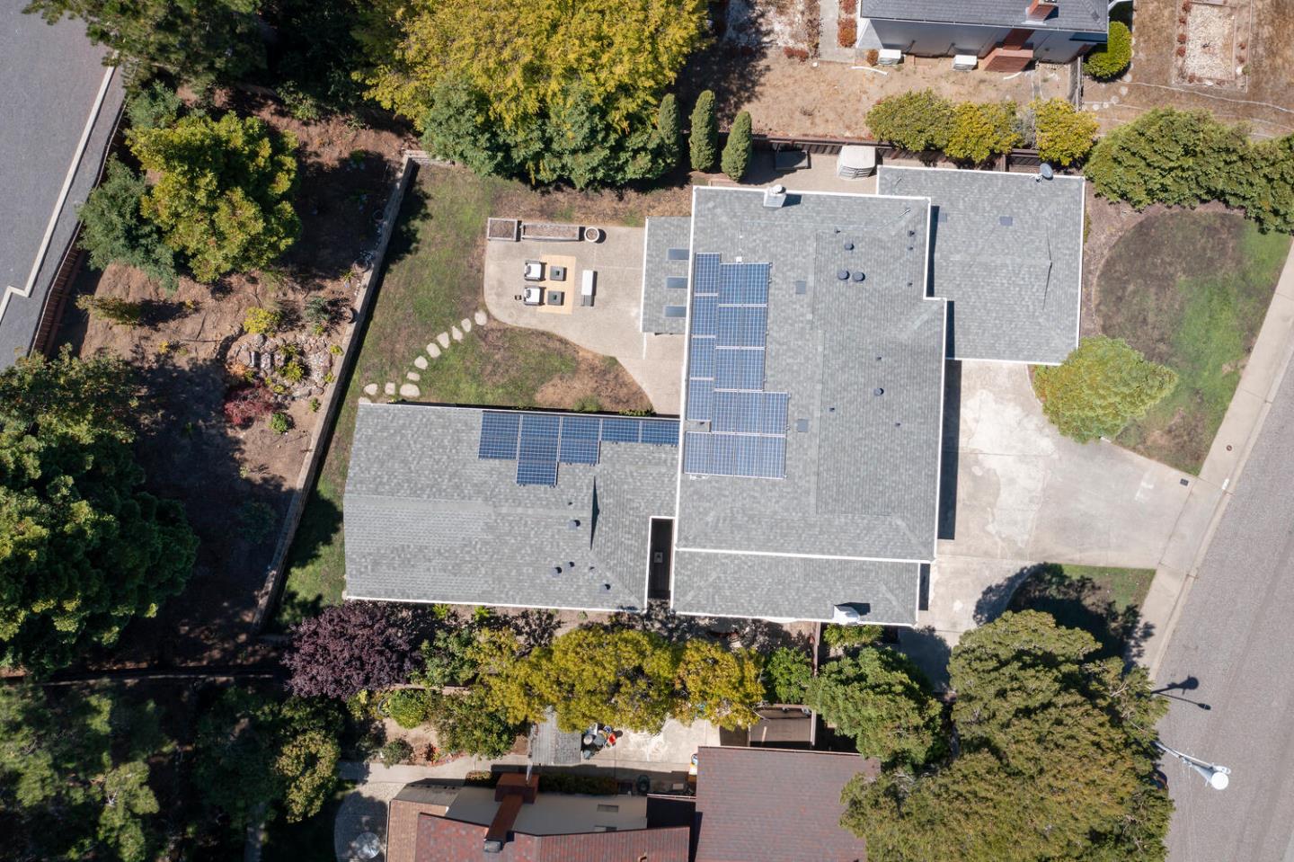 Detail Gallery Image 35 of 39 For 2721 Comstock Cir, Belmont,  CA 94002 - 5 Beds | 3/1 Baths