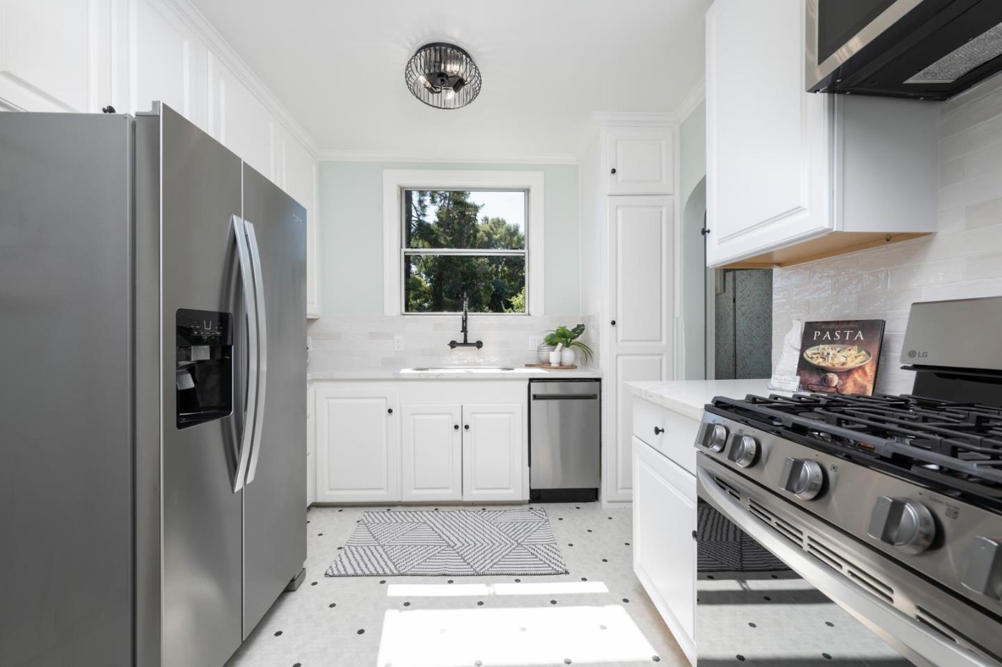 Detail Gallery Image 14 of 45 For 1411 Sanchez Ave, Burlingame,  CA 94010 - 2 Beds | 1 Baths