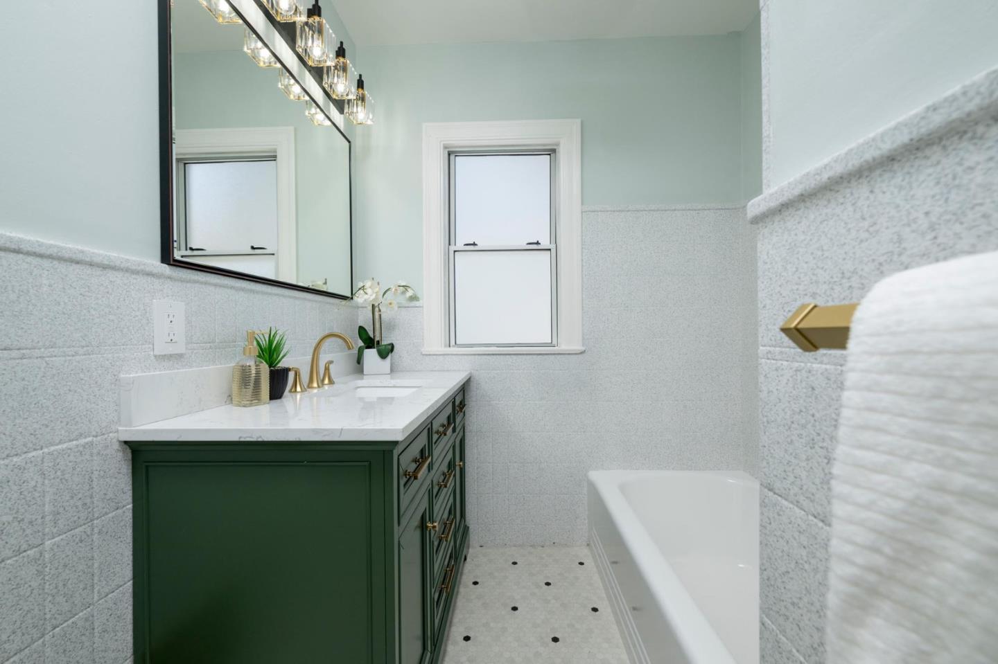Detail Gallery Image 23 of 45 For 1411 Sanchez Ave, Burlingame,  CA 94010 - 2 Beds | 1 Baths