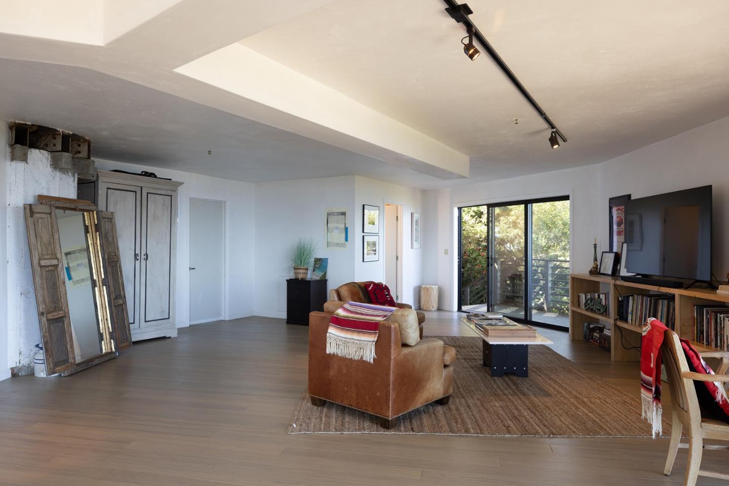 Detail Gallery Image 16 of 24 For 209 Crest Rd, Carmel,  CA 93923 - 3 Beds | 2/1 Baths