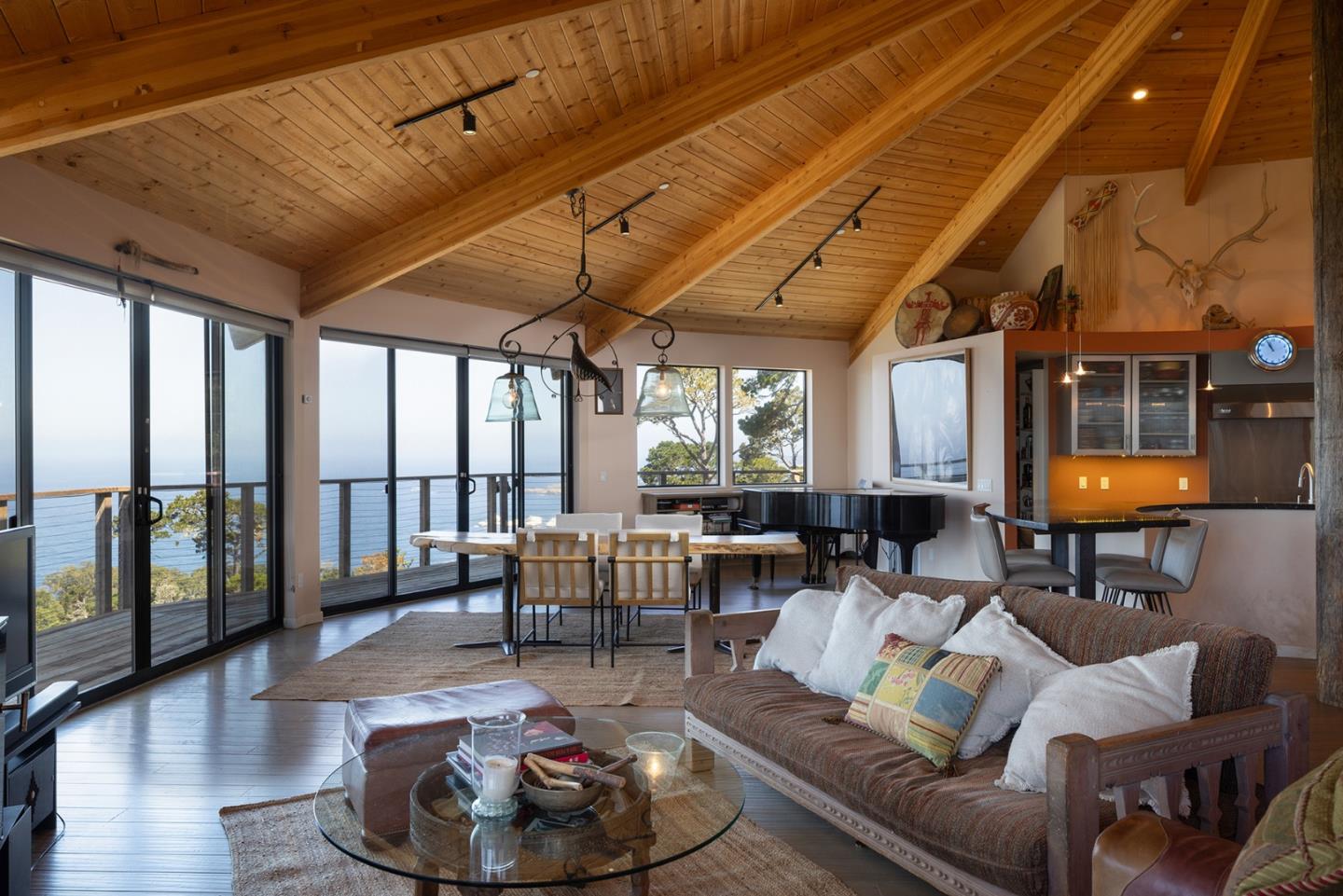 Detail Gallery Image 4 of 24 For 209 Crest Rd, Carmel,  CA 93923 - 3 Beds | 2/1 Baths